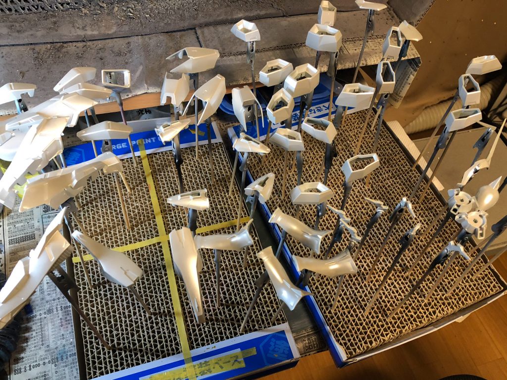 ガイアのアルティメットホワイトを下地に同じくガイアのパールシルバーを塗ってます。