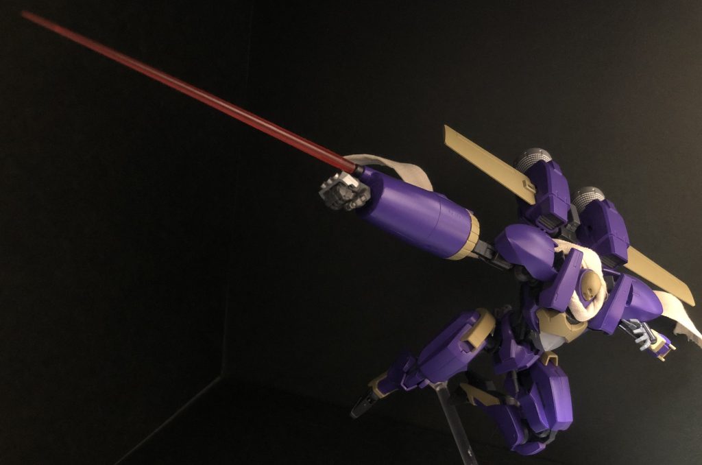 要素①右腕部ビームサーベル右腕に使用したカオスガンダムのポッドには銃口があり、そのディティールを利用してビームサーベルを取り付けられるようにしました。相変わらず近接武装オンリーですが、そこはジャンク・ウォリアーらしさってことで!