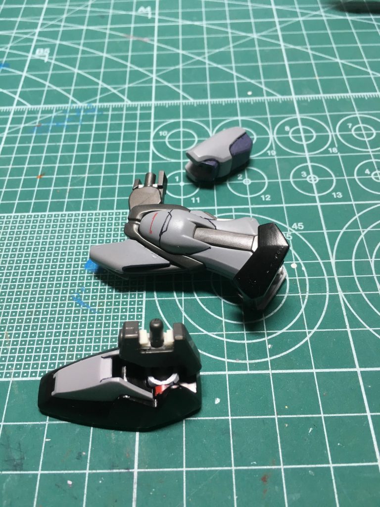 　ヒザ関節はホビージャパン2012年4月号付録の「ガンダムSEEDカスタムキット」を使用し二重関節化。ヒザ関節と足首関節にプラ板を挟んでヒザで1ｍｍ、足首で2ｍｍ延長しました。
　ヒザはフレームの合わせ目をディテール処理し、ふくらはぎ側面にスジ彫りを追加。