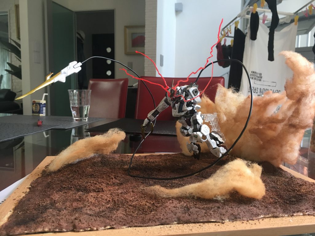 初ジオラマでしたがなんとか形になってよかったよかった。土煙はワタ。目のエフェクトは3Dペンにて作成。エフェクト作るのに3Dペン有能でした笑