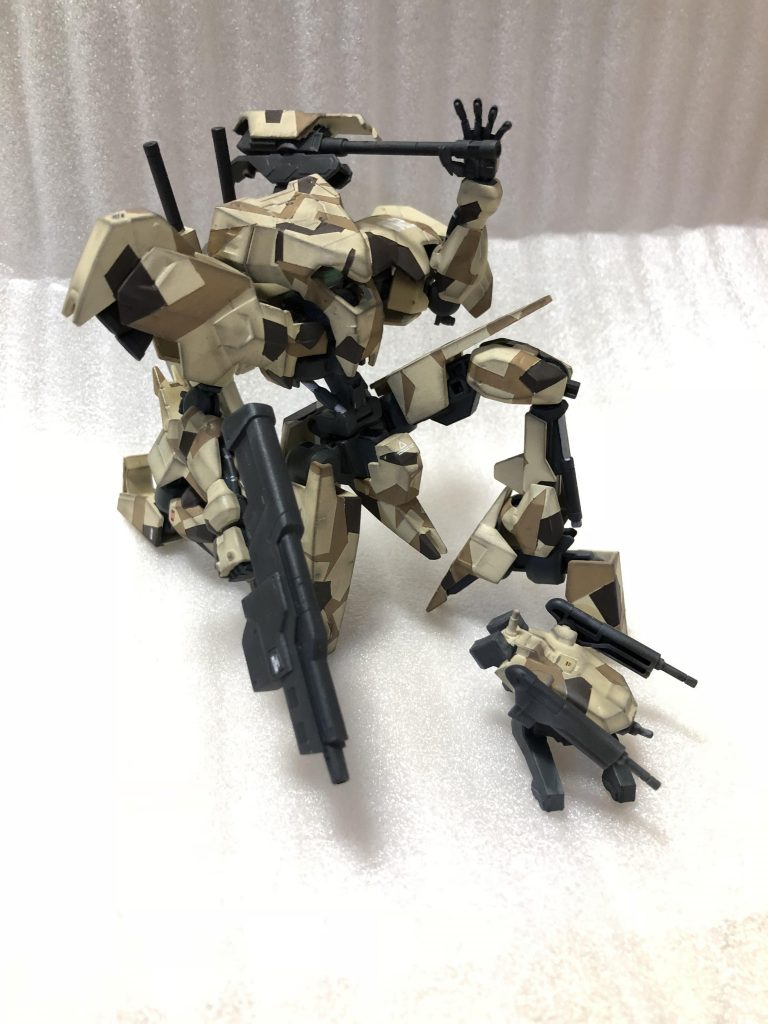 武器セットのバルバトス用キャノンを背中につけています。、この体勢は逆関節では出来ません