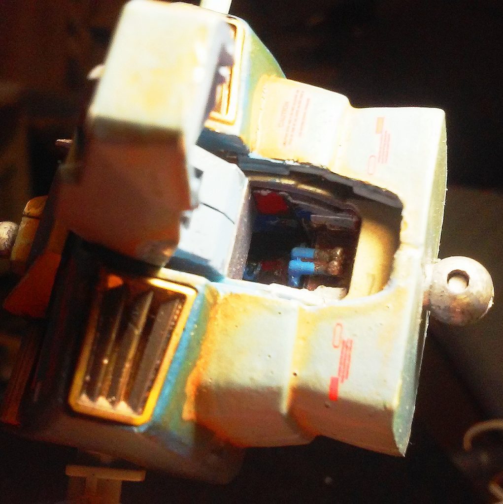 いつもはスルーする、コックピットとその中のバニング大尉もとりあえず塗りました。が、バニング大尉小さすぎてなかなか上手く塗れず・・・。最高に細い筆を買おうと思ってますｗ。