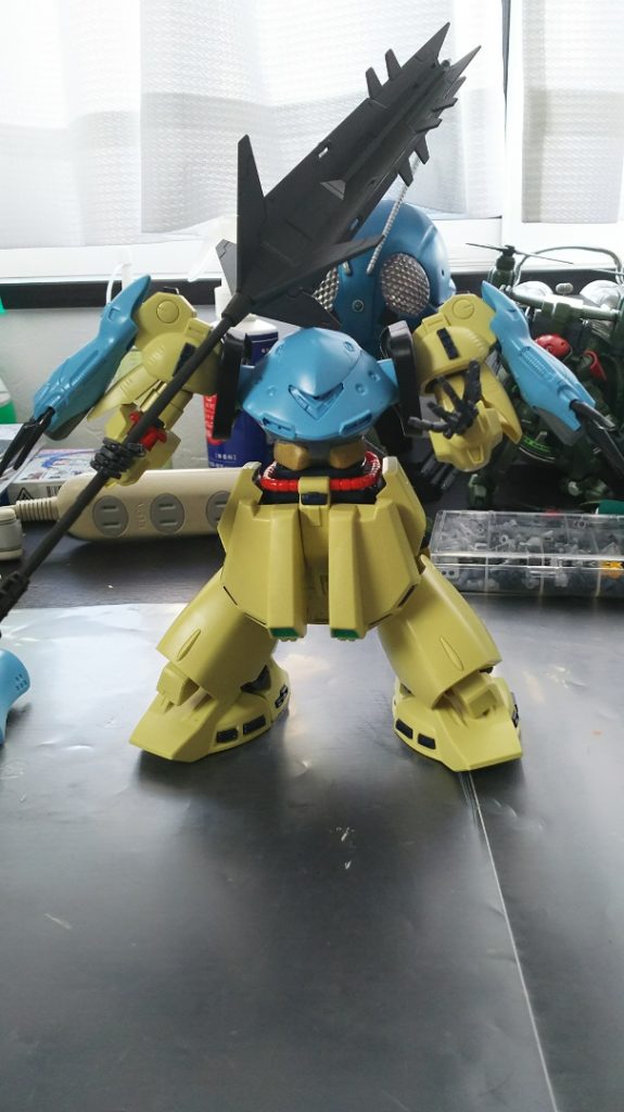 ドムの足を両脇に挟んで全体のバランスを良くしました。