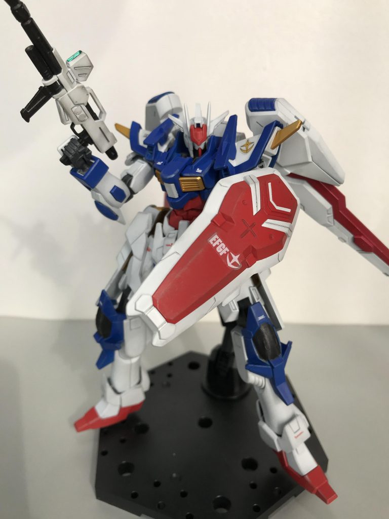 このカラーにしたら、やっぱりビームライフルとシールドを構えた基本ポーズが撮りたくなりました。元々のパーツは無いので、シールドはG-セルフから。うまくバランスが取れました!