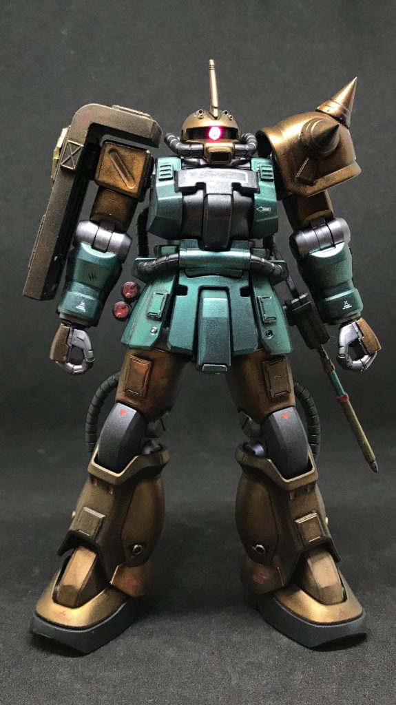 ほぼF2ザクですが、頭部はFS型の為、開口、金属パーツでバルカンを増設。
モノアイはLED電飾化しています。