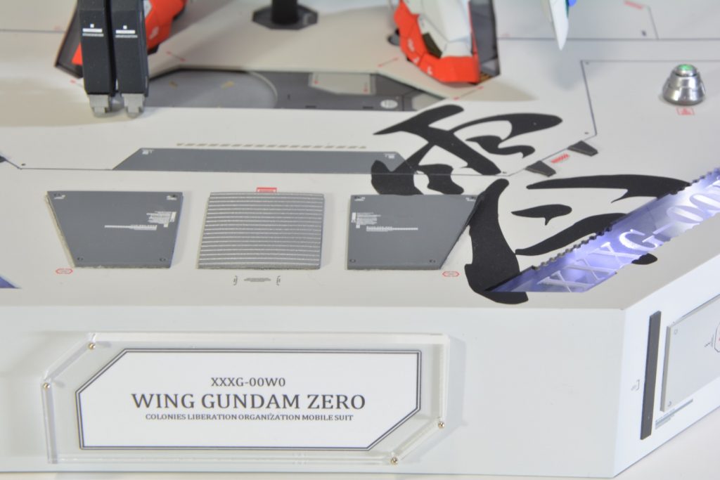 零の文字はマスキングで塗装。
電飾はアクリル板の文字を照らすようにしています。
内部も構造物があるようプラ板でディティールを作りました。