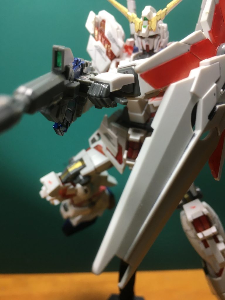 　銃の持ち手は親指と残る4本指が分断されるように折れてしまったため、完全に固定しています。

　手首のつき方がやや内側を向く感じなので、マグナムの両手持ちはやや不自然になります。