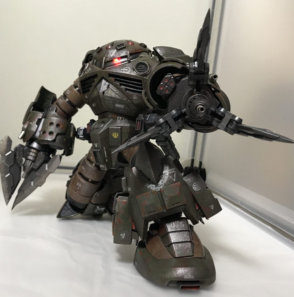 腕、足のフレキシブル部分はパイプをメッシュホースに変更、フレキ部分外装にメタルボールでディテールアップ。