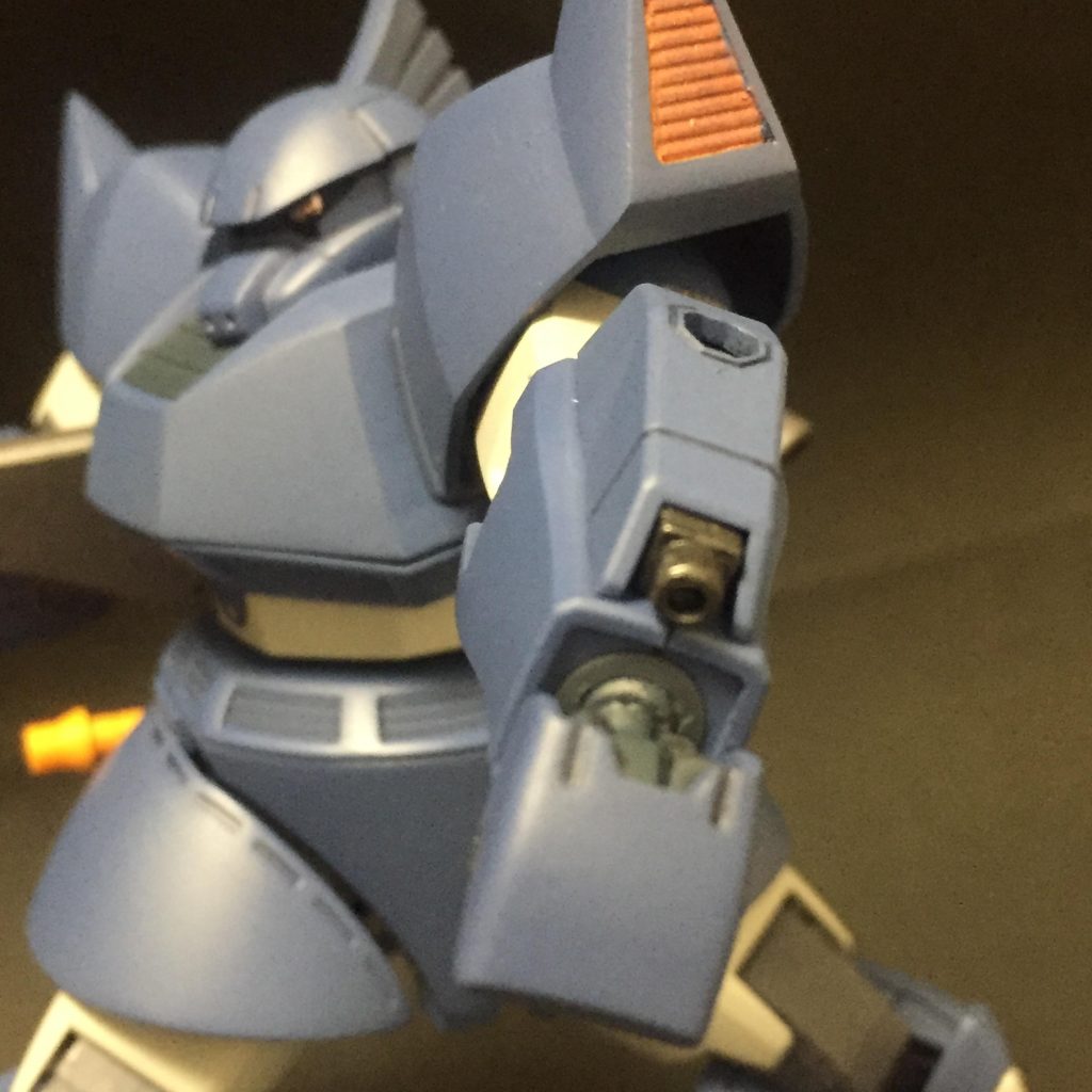 腕部ビームスポットガンは左腕部にのみ搭載され，短時間であればビームサーベルを発振することができる．