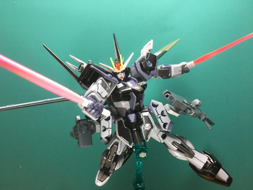 　頭部は合わせ目をディテール処理し、バルカンを0.6ｍｍピンバイスで開口。側頭部に0.3ｍｍシンチュウ線でアンテナを追加。
　
　元々のサイドアーマーは分割し、前腕や腰背面に増加装甲として接着。サイドアーマーには紅ウェポンのアームを装備できます。