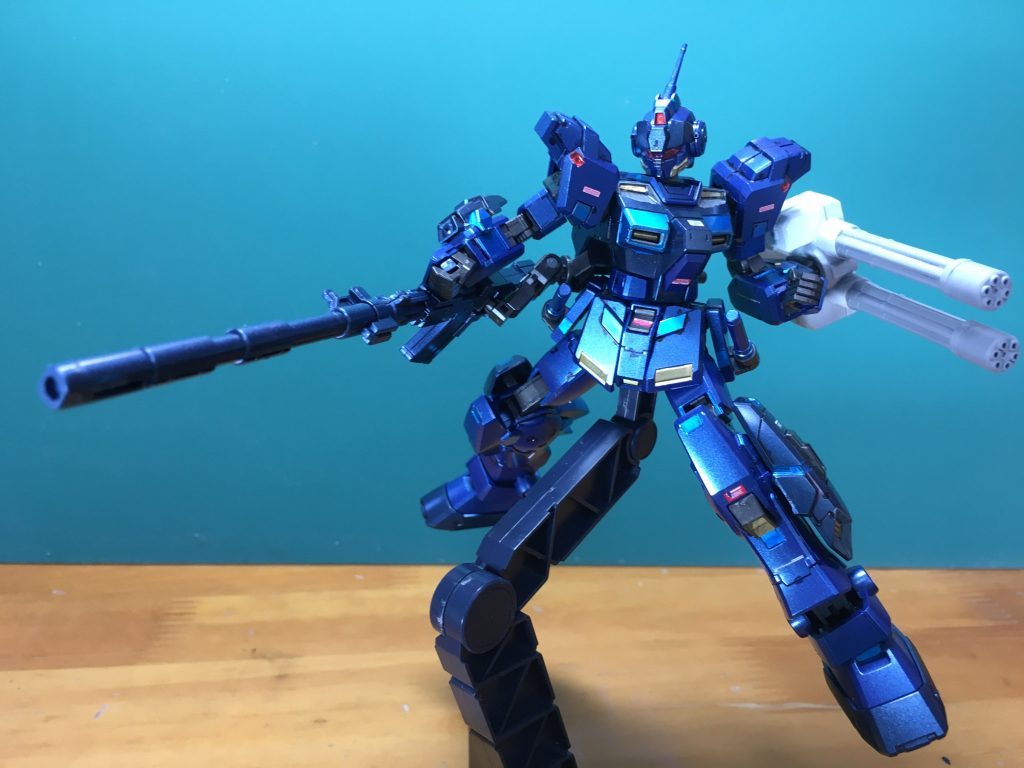 　最近こういう持たせ方するのが好きになってます。左腕のガトリングは下地塗装終えたのに使い道無くて転がってたHGFAヘビーアームズ改のもの。3mm軸接続なのでシールドジョイントで装備可能。

　なおシールドジョイントは前腕に取り付ける角ピンが折れたので左腕にそのまんま固定。ここは調整が必要でした。