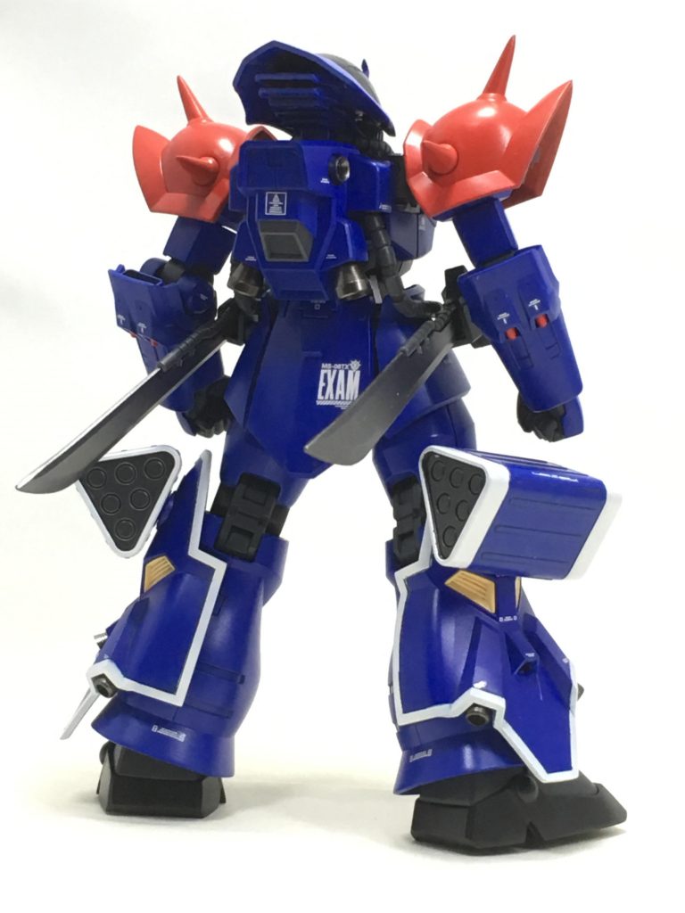 ヒート剣のマウントラッチは腰の方を採用し、バックパック側の穴は設定と同じくバーニアを取り付けています。刀身は発熱時と通常時の2種を用意しました。