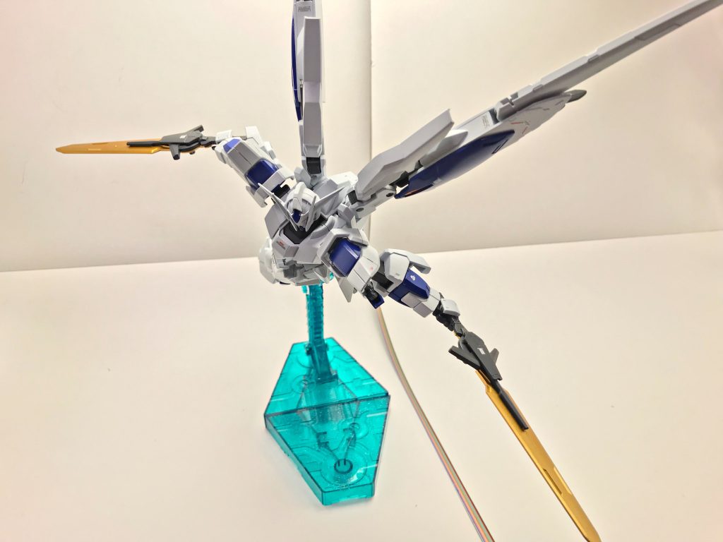 トランザムシステム。発動時には背面の大型GNバーニアが展開する。太陽炉搭載機をベースにした都合で本機にもその機能は残されているが、これを使用するかしないかについては主にダイバーの脳内で行われるアグニカ会議において議論が紛糾したものの、最終的に足りない技量を補う武装やシステムではなく、己の力の上限を引き上げる装備であればアグニカは採用するだろうとのことで採用に踏み切られたという。