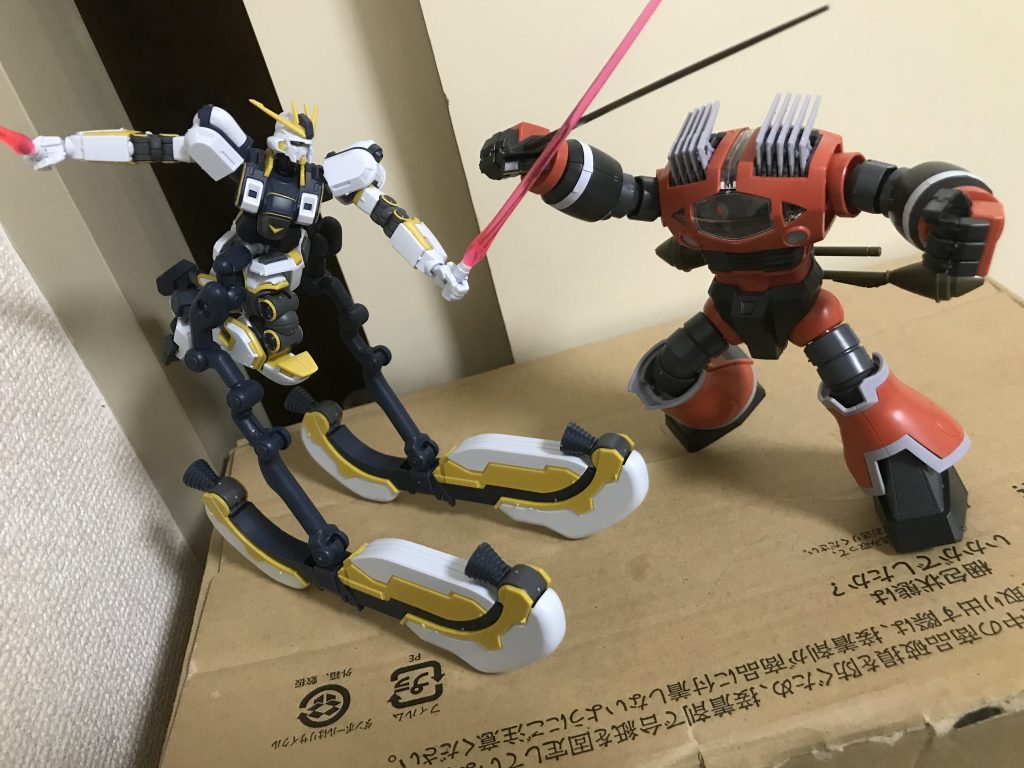 プレバンのアトラスガンダム。
一時期ガンジオにハマってた影響で買ったものです。サブレッグのおかげでスタンドがなくても派手なポーズが取れる！いやまあ使い方そうじゃないんですけどね。
お絵描き用のポージングフィギュアとして通常版の購入も検討してます。
あと何故か買ってしまったゾゴッグ。おっきな手足が可愛いです。
