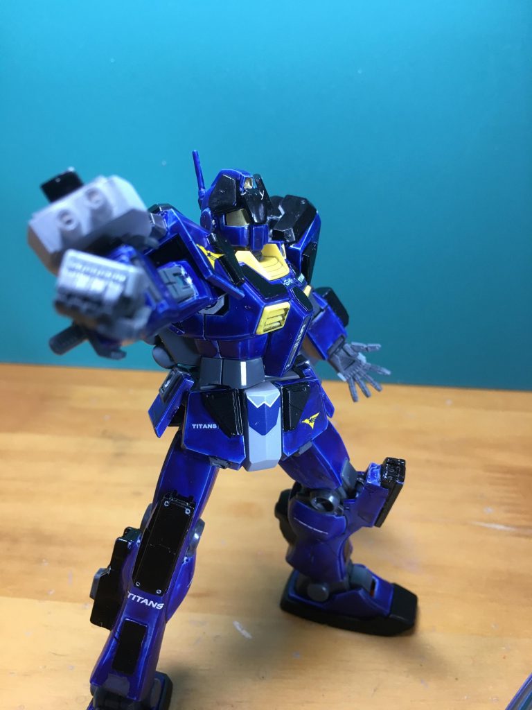 マシンガンナイフは実弾で、手の自由度を確保し、他の武装を保持している時でも使用可能。