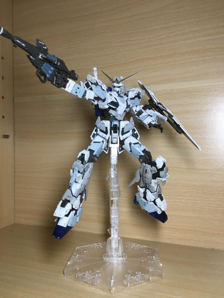 あと、ユニコーンといえば必ず付いてる膨大な情報量のデカール。自分にはメリハリとかイマイチわからないのですが、それでも貼ったらかっこいいと思います。
これぐらいモリモリの方がいいですがねぇ。