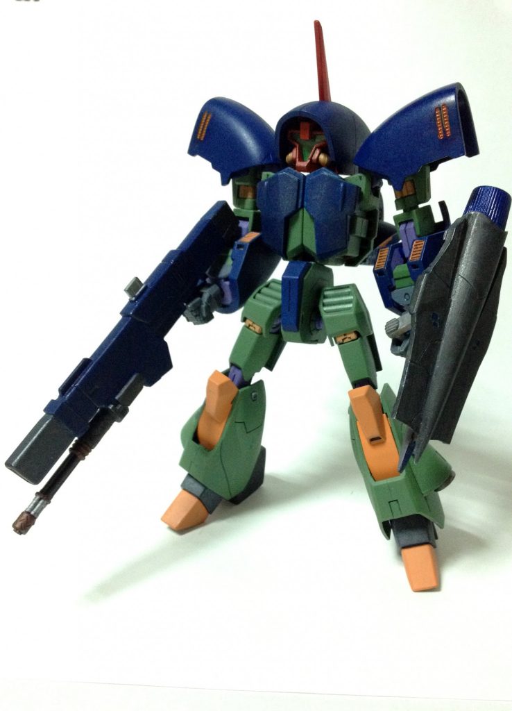 アッシマープラス。顔を上下逆さにして(アンクシャ)脚にバーニア増やして、AOZのキハールっぽくしてみて断念(´・<・` )
大型ビームライフルだけじゃ味気無いので、下部にガトリング、ビームサーベル内蔵シールドブースターを装備。
