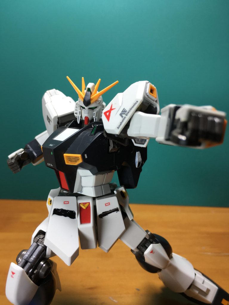 　塗装はガンダムマーカーです。このころまでシールも結構併用していました。
黄＝ガンダムマーカー　ガンダムイエロー
黒＝同ブラック
白＝同ホワイト
グレー＝同グレー
緑＝同アイグリーン

　付属のテトロンシールは切り抜いて使用しましたが、アムロのパーソナルマークである一角獣は角が波打つようにゆがんでしまうこともあり、苦戦しました。