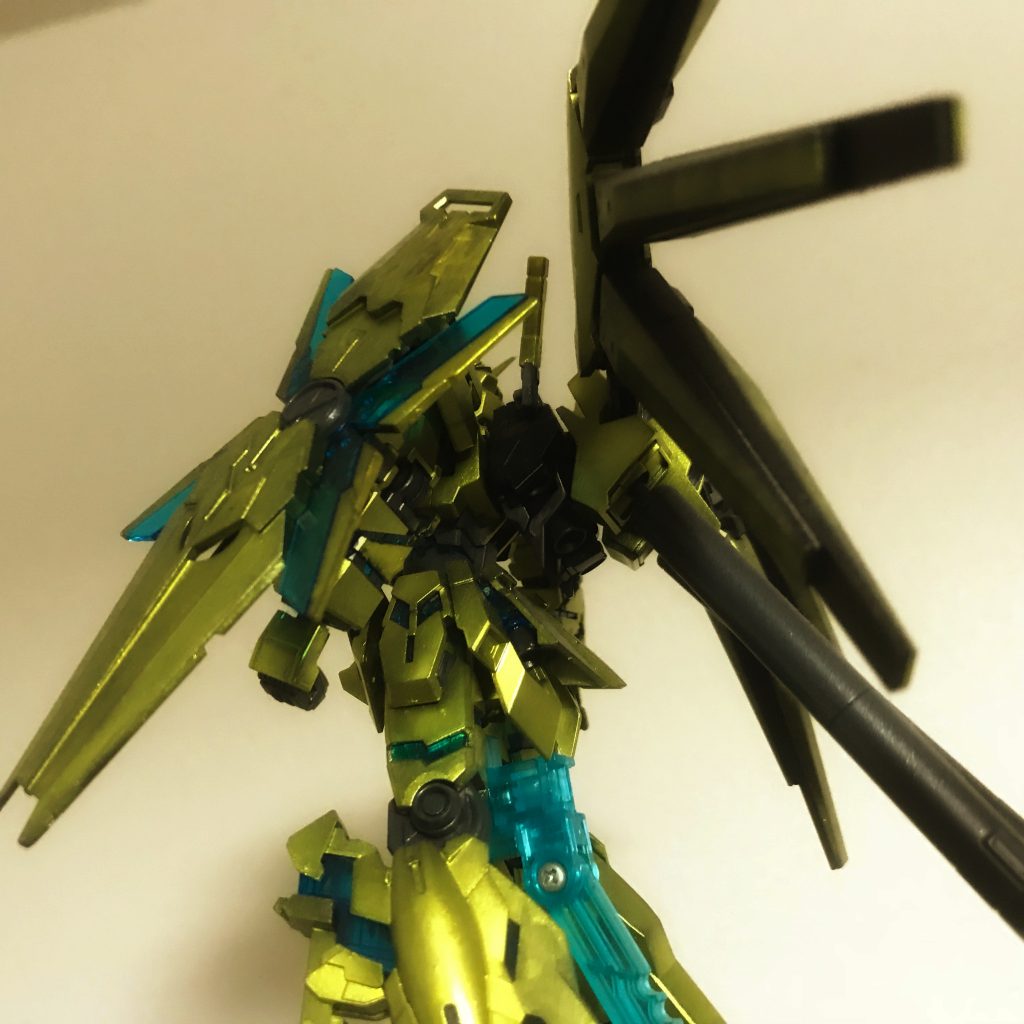 接続部はこのような感じ
ユニコーン系のバックパックにシナンジュのバックパックを付けてそこからHi-νのファンネルラックを付けてます。