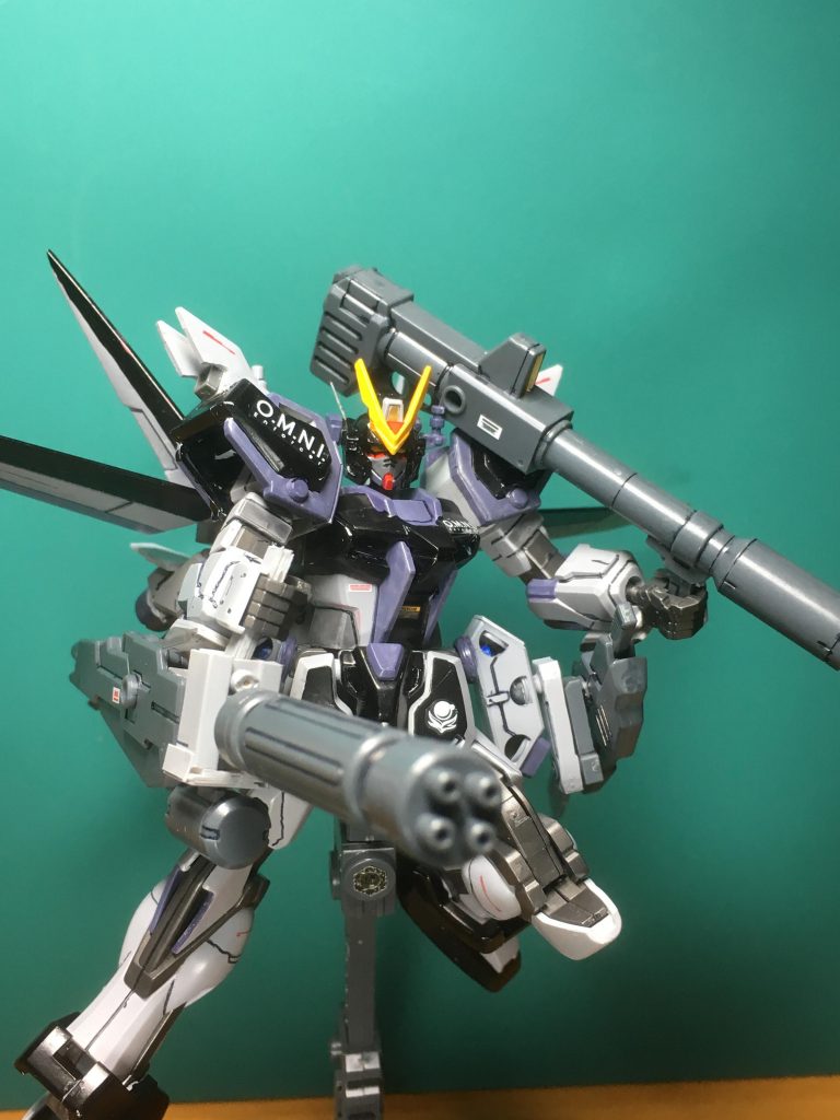 　ビームライフル甲とガトリングガンを選択できる可動グリップがありますが、キットには1つしかないため、二丁持ちが出来ません。そこで、プラ板でそれらしくグリップを作りましたが、まだまだ精進が必要だと痛感したポイントです。
　
　ビームライフル乙との合体やある程度のグリップ可動は実現しています。