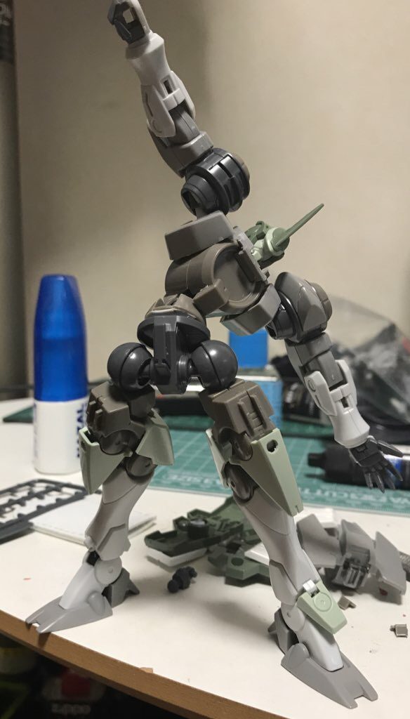 ホビージャパンの作例を参考に可動域は
拡大させました