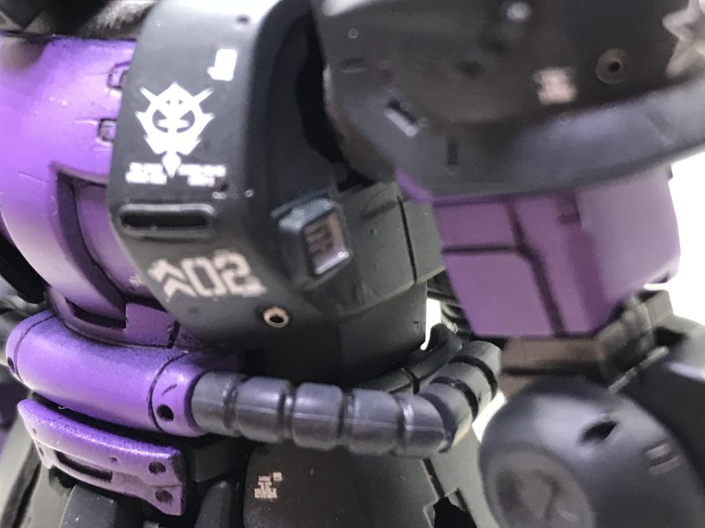 胸部もメタルパーツ、ダクトパーツでディテールアップ。