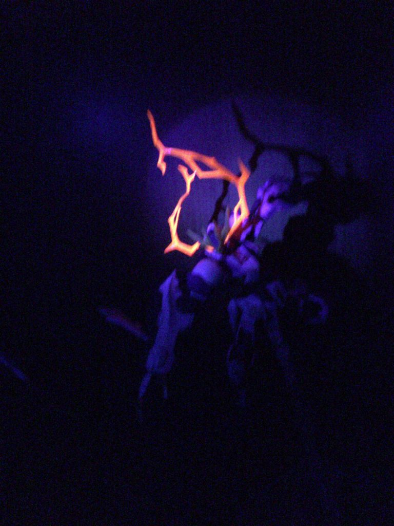 目のエフェクトは蛍光塗料を塗ってあるため、ブラックライトを当てるとこのように光ります！