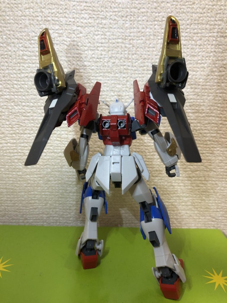 羽根の部分はジャンクパーツが奇跡を生み出したものです。大きなバーニアはその下のGNドライブからの粒子を放出し、黒いスラスターは粒子に一定の方向を定めさせ、推力を増大させるという俺設定が存在します。