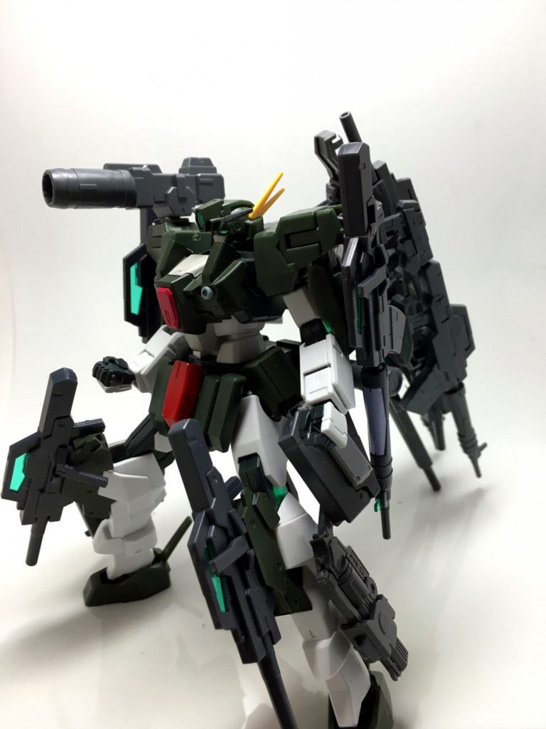 ## ケルディムサーガフルガンズ
ケルディムサーガをベースに、全身に射撃武器を装備させている形態
武器を前線に輸送する為の姿であるが、戦闘もこなせる。
装備されている射撃武器は20に及ぶ