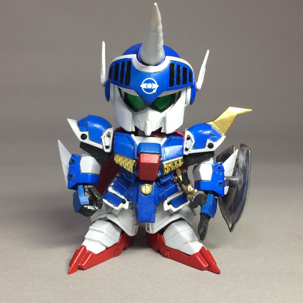 「聖龍騎士ゼータガンダムの発掘された当初の姿」というイメージで製作しました。
額には遊び心でエゥーゴのマークを入れています。