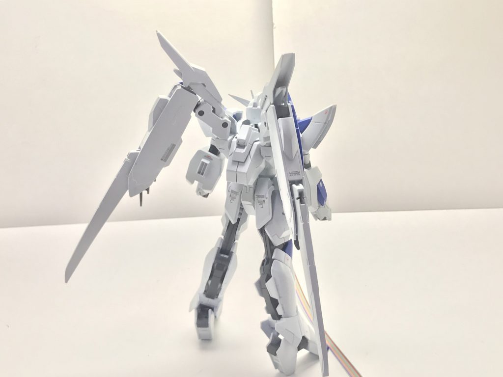 背面。背部にはガンダム・バエルからコンバートした大型のスラスターウィングが配置されており、大気圏内での単独飛行が可能となっている。また、本機の特性上格闘戦を頻繁に行うため、GNドライヴは腕部への被弾の可能性を考慮して同ユニット内に格納されている。