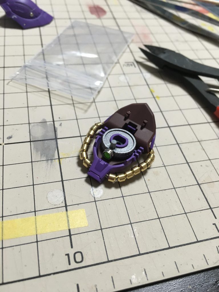 口先のパーツはピンバイスで穴を開け、真鍮線を通しています。
モノアイはメタルプレート&ルミドーム