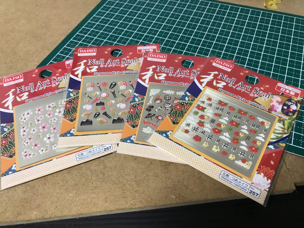 後ろ髪の柄は百均のネイル用のシールで表現しました！