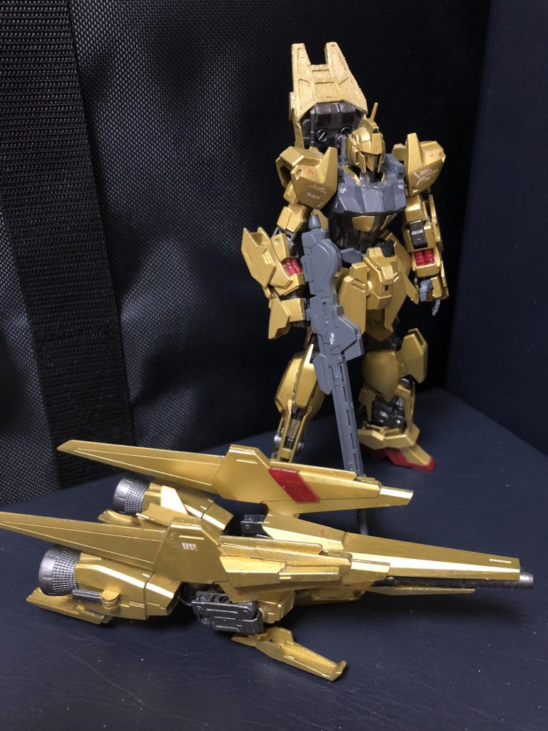 ・メガライドランチャー
背部に装着されているバックパック。単独で行動できる、BWSとして機能する。百式が装備していたメガ・バズーカ・ランチャーと「機動戦士ガンダムΖΖ」に登場するメガ・ライダーをベースとし、それらを一つにまとめたような姿をしている。「メガライダー」と「メガフライヤー」、「メガランチャー」と呼ばれる3形態に変形が可能。
「メガライダー」は上部に機体を乗せ、スラスターの高い推力を活かして地表を高速移動する。