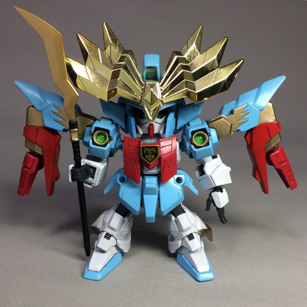巨大な兜飾りの存在感が凄まじいです。
パワーアップ形態という設定で作ったので、カラーリングはオリジナルの蒼雷頑駄無よりもゴールドを多めに配色しました。