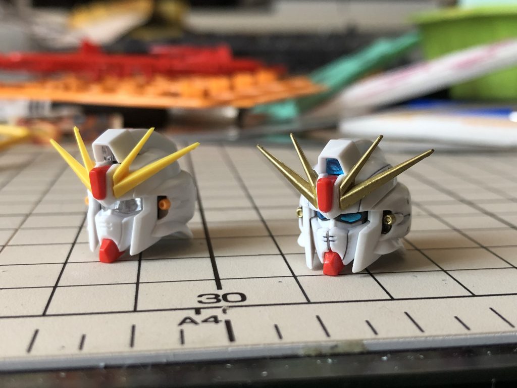 フェイスパーツ
差し替えのものとギミック搭載の2つ組める仕様でした。
黄色の角はガンダムマーカーゴールドでペン塗りです。