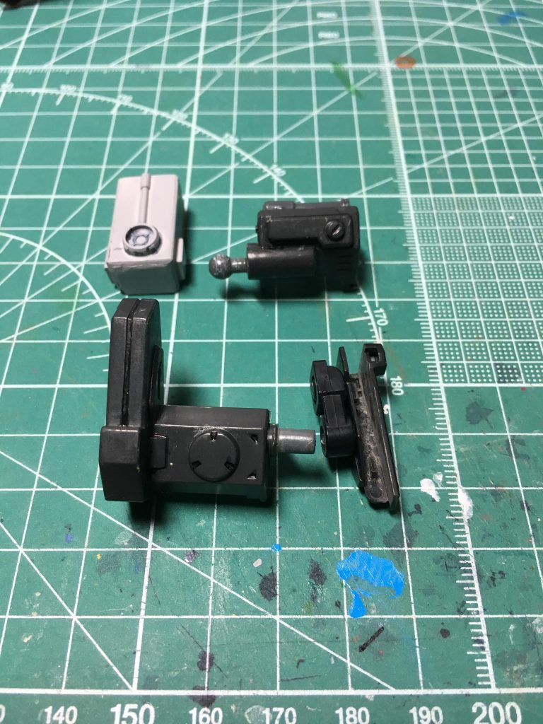 ランチャー用の接続アームはプラ板とジャンクのポリキャップで多少可動するように製作しましたが、強度を優先した結果予想以上に大きくなってしまい、取扱いに苦労します。
ビルダーズパーツHDの「MSサイトレンズ01」や、コトブキヤのシリンダー、スジ彫り、プラ板などでディテールを追加しています。