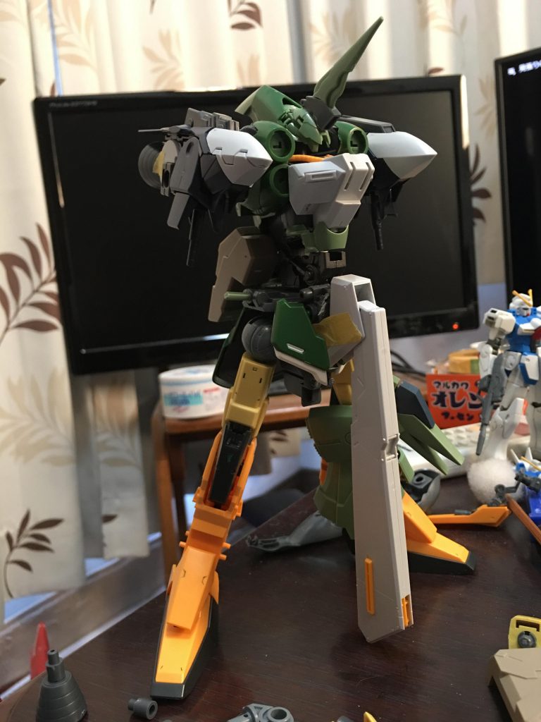 構想初期のボツ案です。
当初はクシャトリヤとリハイゼのニコイチ機体のようなコンセプトで制作していたのですが
脚を作り出した当たりでリハイゼ一本に絞って構想を練り直したためボツになりました。
これはこれで個人的には結構気に入っていたので、いつか別の作品として改めて作ってみるのもいいかもしれません。