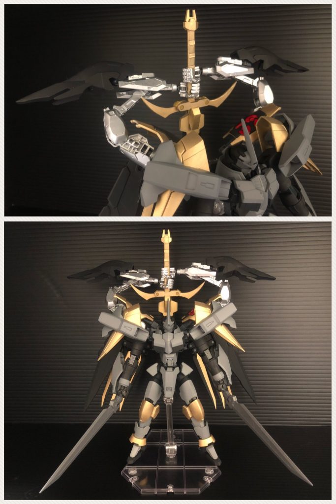 背中にある巨大な柄を掴み、、、