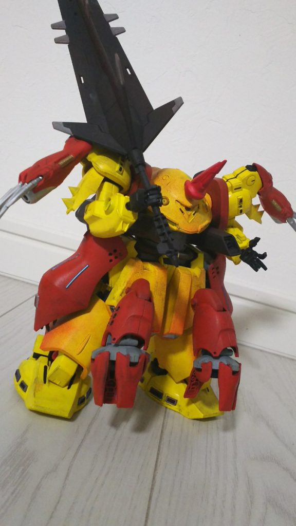 メイン近接武器はバルバトスのメイス、1/100スケールを使用。デカい！