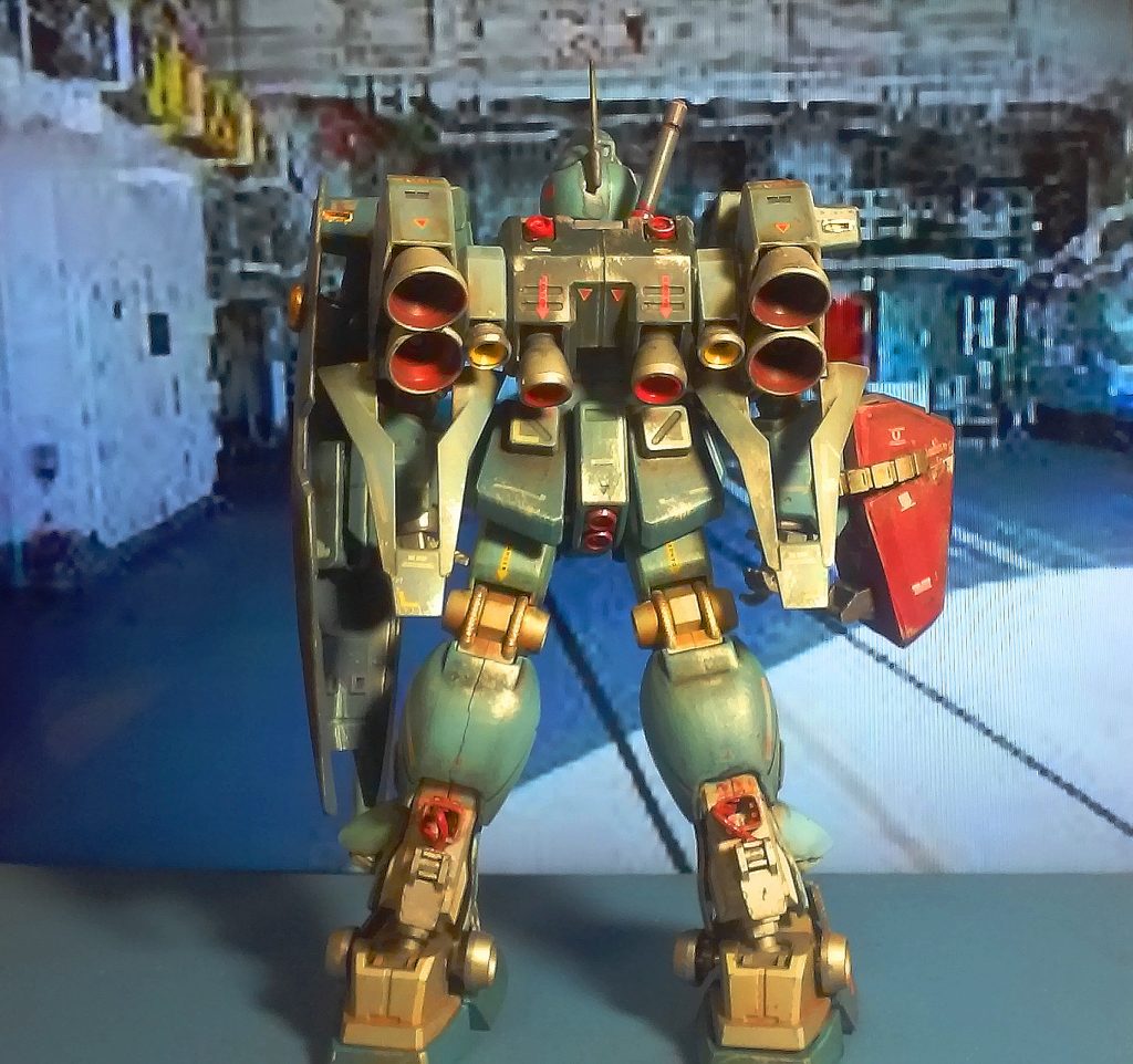 ミキシングビルドによる、バーニア・スラスターを増設しました。両足に２個とバックパックに６個増設。
全部で既存のもあわせると１７個になりました。こんなに必要かって感じですけど・・・w。