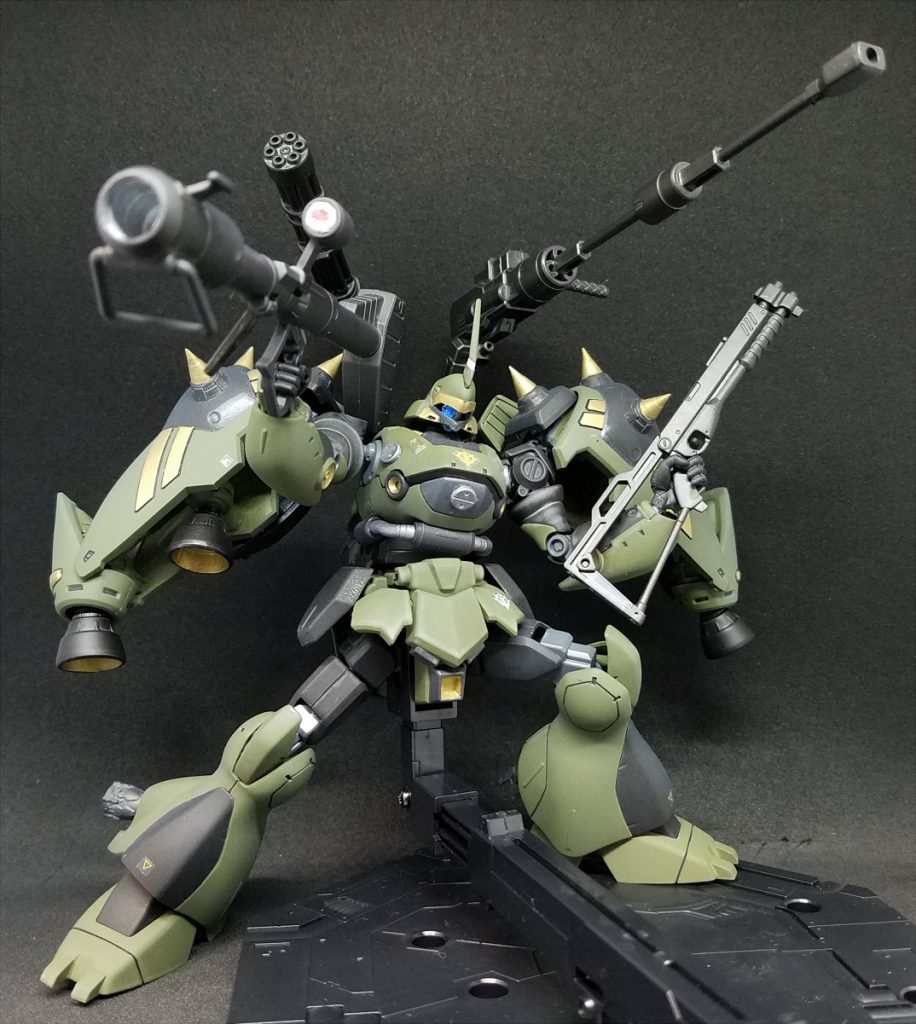 フル武装。
ケンプファーのショットガンにイフリート･ナハトに付いていたジャイアント･バス、
背中には店舗で貰ったカスタマイズキャンペーン2015のバックパックアームを追加で取り付け、
同じくカスタマイズキャンペーンのガトリングガン、ロングライフルを懸架しています。
ジャイアント･バズのサイト部分にはビルダーズパーツサイトレンズのクリアレッドに
ラピーテープを仕込んで取り付けてあります。