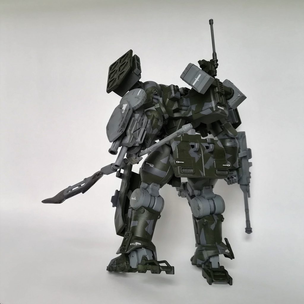 カーボンブレイドの改良案として試作された…みたいな事でエクステンショロッド2本の選択式。
ネオジム磁石でシールドに懸架できるようにしました。ポーズ取ってるうちに曲がりました。