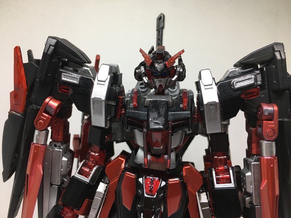 頭部バイザーは展開、回転させての変形によるガンダムフェイスモードを実現しました。