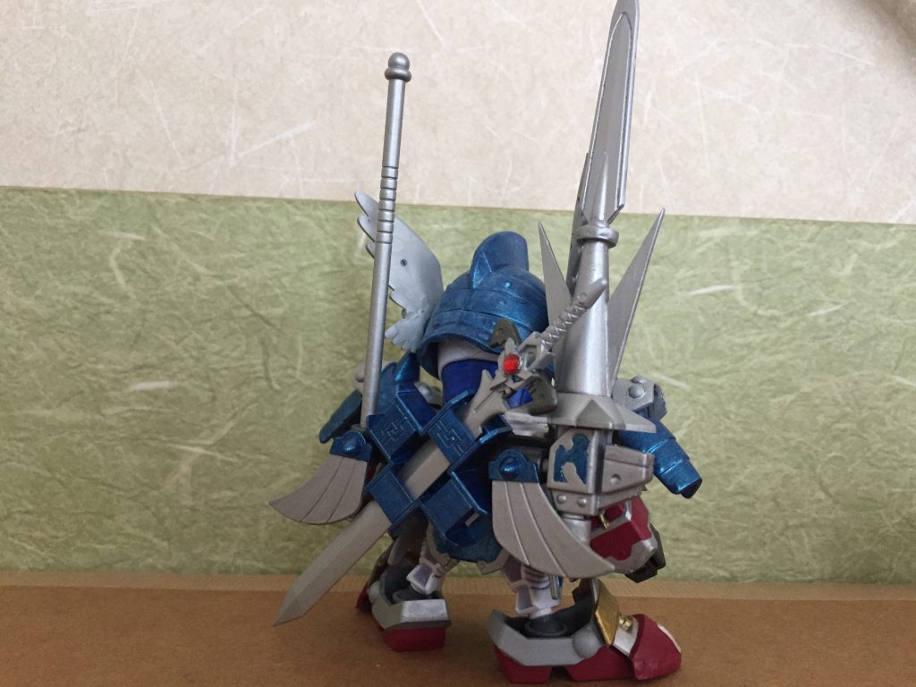 劉備ガンダムのランドセルを基に、
ジョイントパーツと皇騎士の兜の羽を取り付け。
SDXの剛の鎧に寄せてみました。