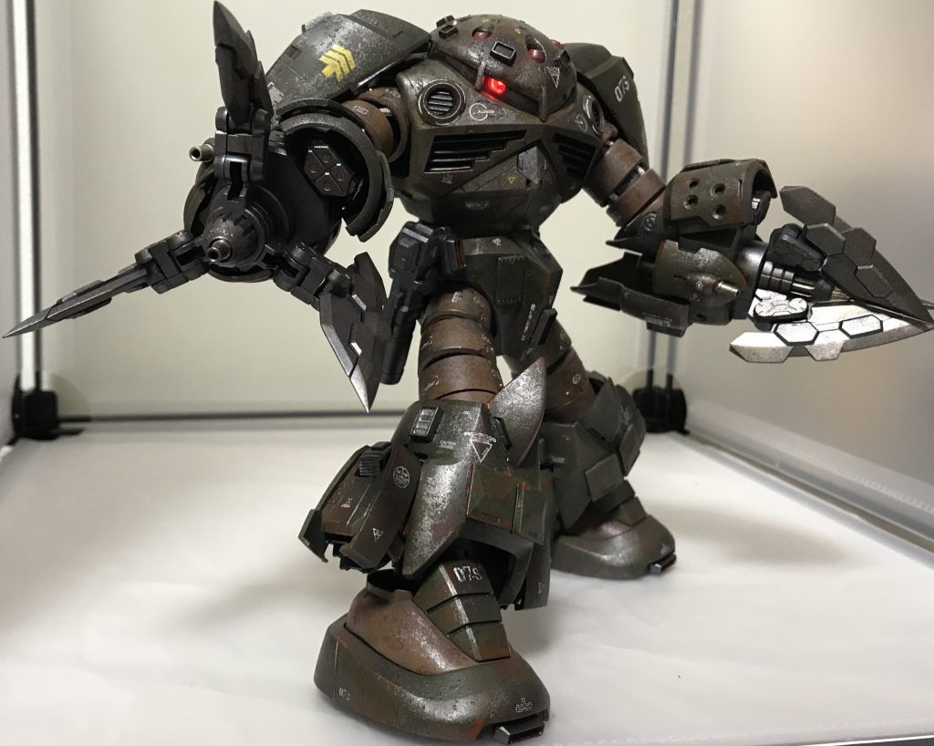 モノアイは可動を残し電飾化、モノアイスリットはプラ板で幅を狭めています。
クロー内部に金属パーツでメガ粒子砲の発射口を追加。