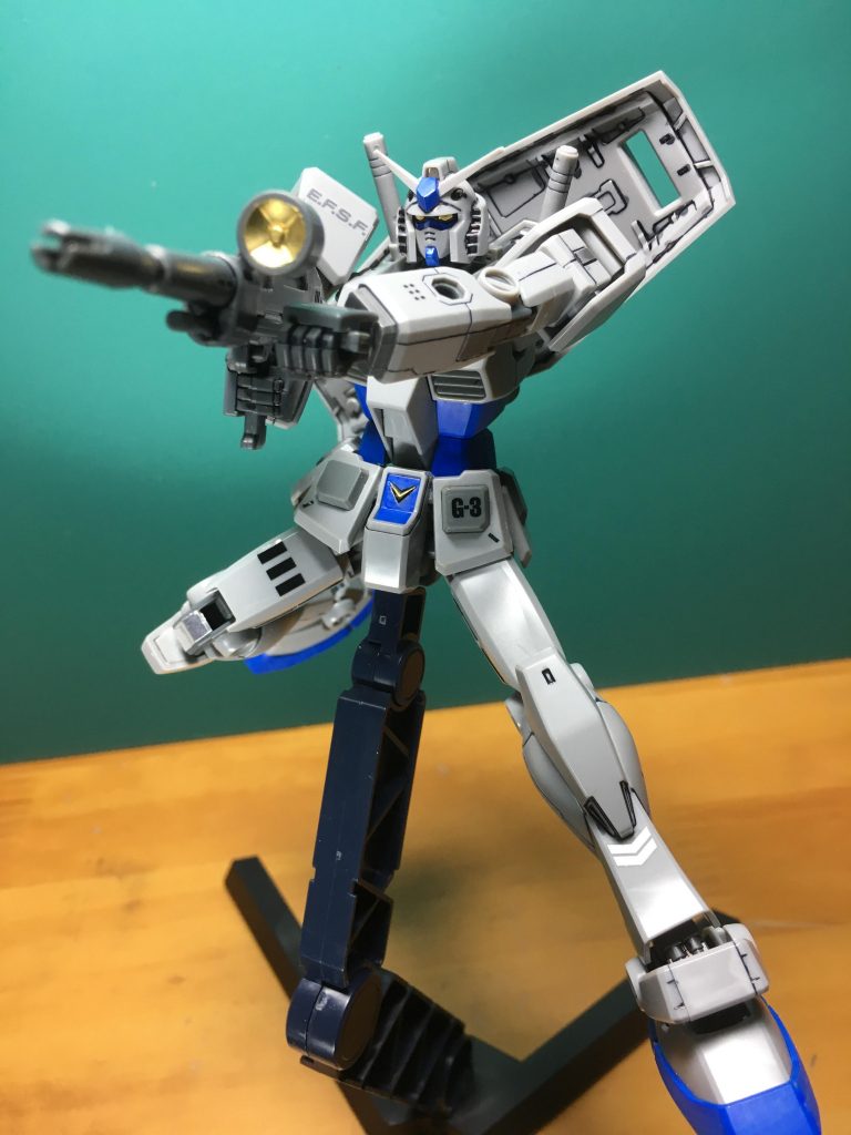 肩のボールジョイントの構造は前方のみ引き出しというのが定番でしたが、上方向へ可動する構造のお陰で、怒り肩や両手持ちがスムーズにできることに感動!
 塗装が前提の場合は、ビーム・ライフルのスコープ部分をはめ込まず、最後の組み立てで付けるようにするといいでしょう。完全なハメ殺し構造になっているので要注意!