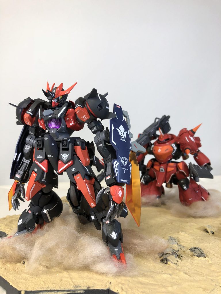 いつもの荒野ベースにて。僚機にマンロディ R2を配置。