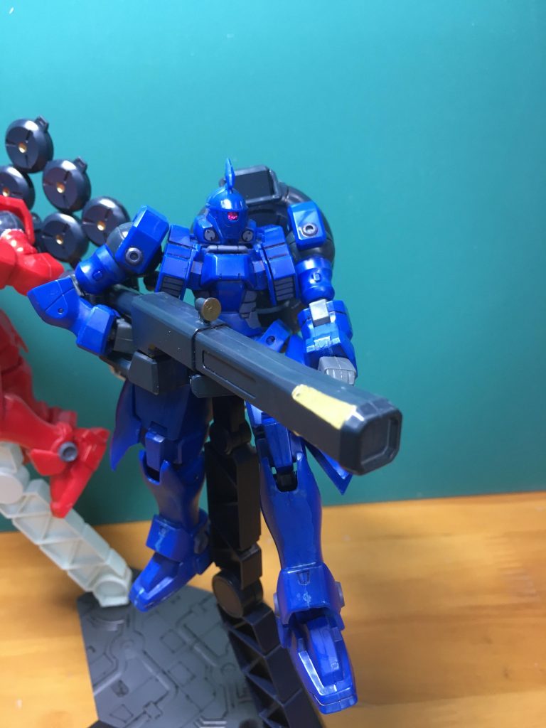 共通工作として全身の合わせ目を消しました。肩の後ハメ加工は難しいと思ったので、肩アーマーもろともマスキングして上腕を塗装しました。