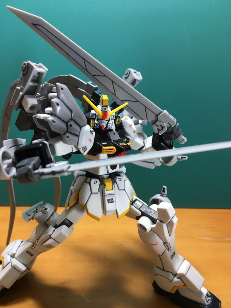 肩アーマーの丸モールドはバーニアと解釈。ピンバイスで開口しました。
 前腕にジョイントパーツ、膝の外側の丸い凹モールドをエポパテで埋めて3mm穴を開口し、ハードポイントを設けました。またバックパック外側にもジョイントを用いて武装を装備できます。
 近接戦のイメージが強かったので、ビルダーズパーツHDの「MSソード01」を追加。剣をすべて展開したグラディエーターモードにすることも可能です。